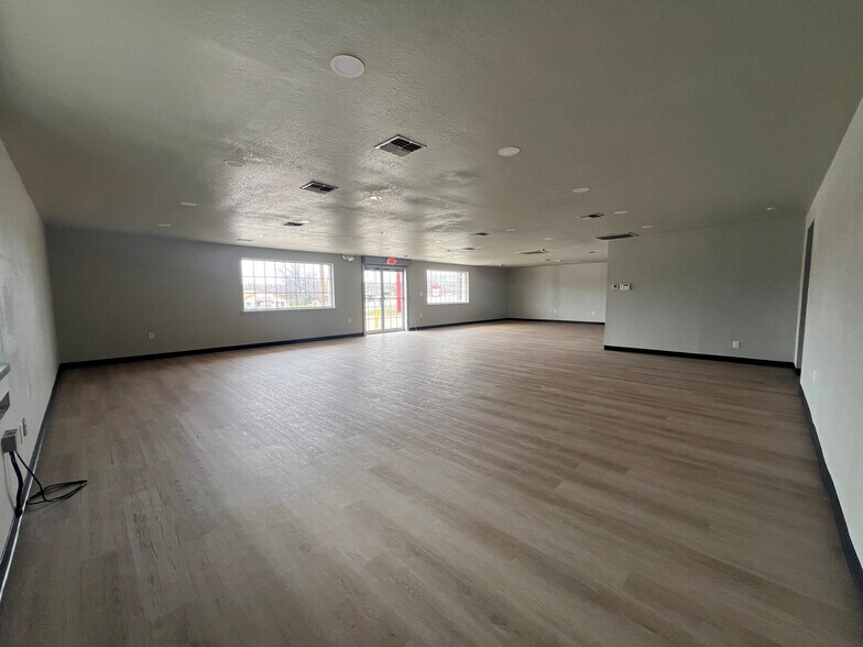 More Photos Of 1702 Santa Fe Dr, Weatherford Flex For Lease