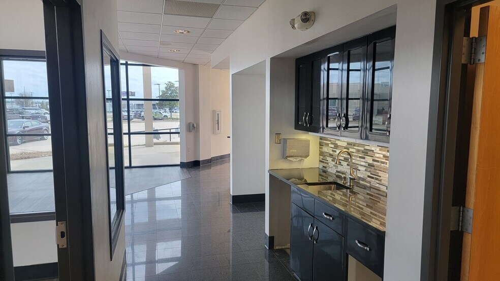 More Photos Of 8727 Business Park Dr, Shreveport Auto Dealership For Lease