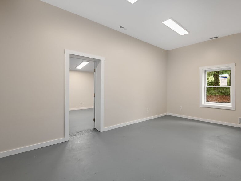 More Photos Of 732 Jonesborough St, Hendersonville Warehouse For Lease