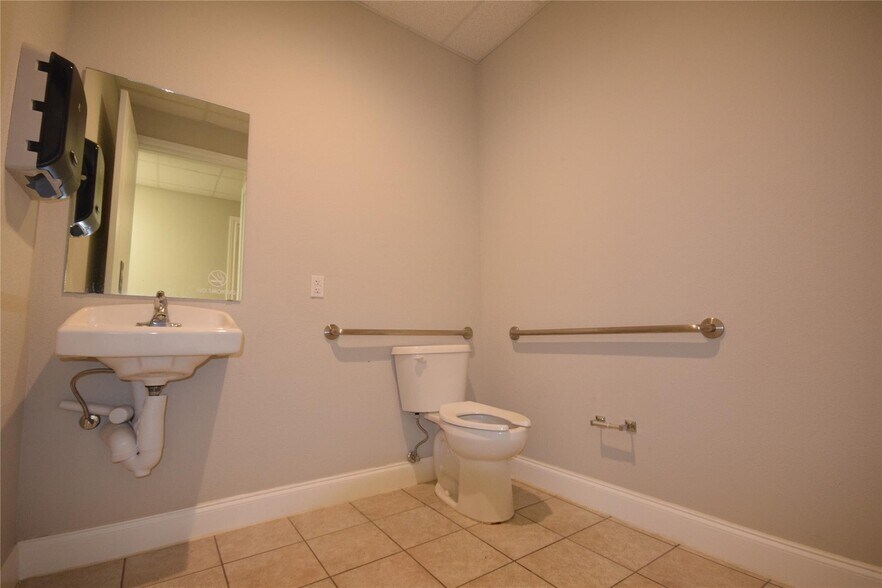 More Photos Of 3900 S Stonebridge Dr, McKinney Medical For Lease