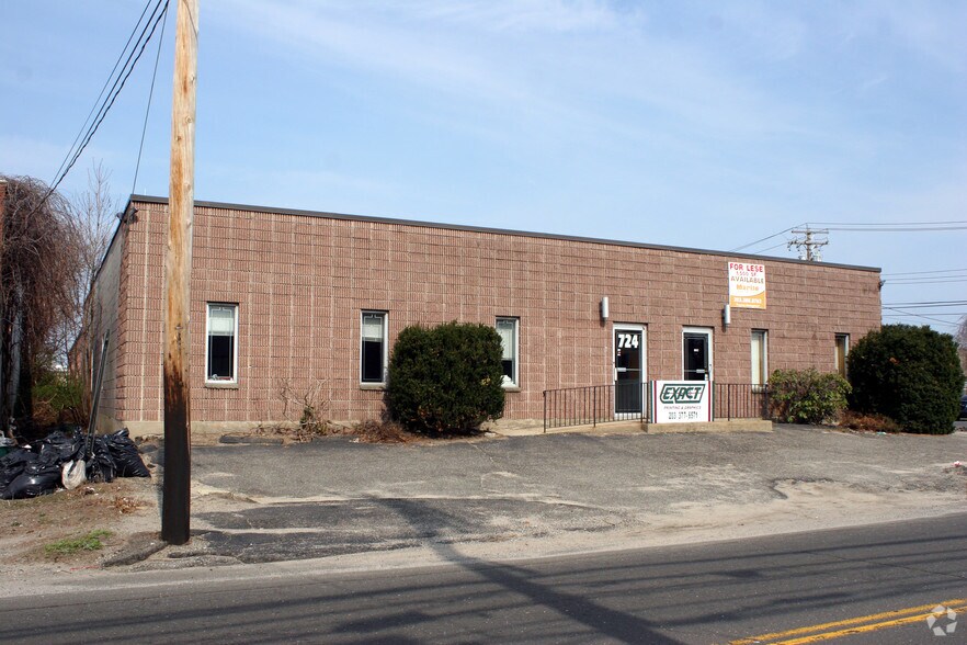 More Photos Of 724 Honeyspot Rd, Stratford General Retail For Lease