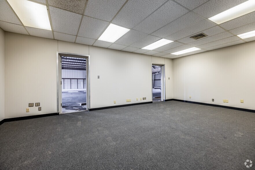 More Photos Of 605 E Yukon Rd, Odessa Warehouse For Lease