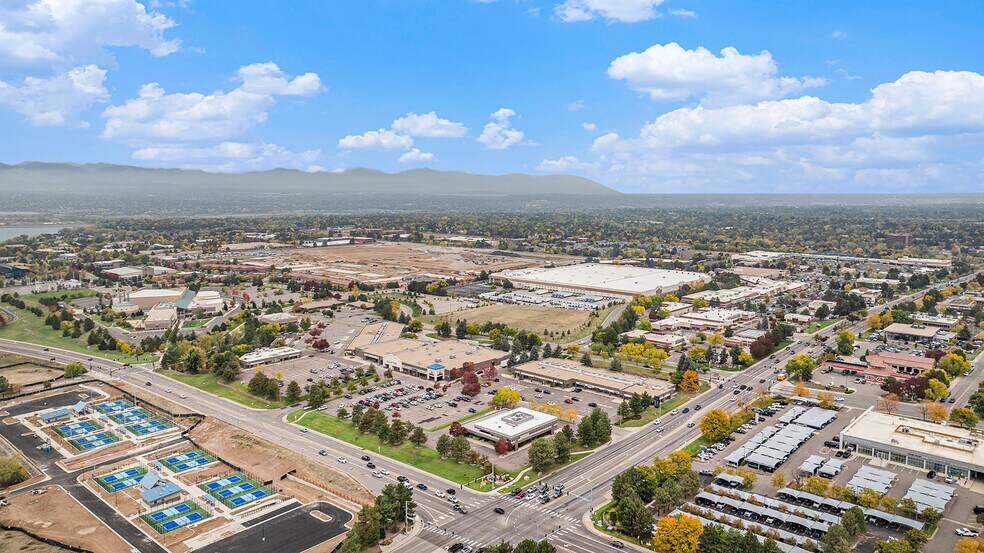 More Photos Of 221 W County Line Rd, Littleton Freestanding For Lease