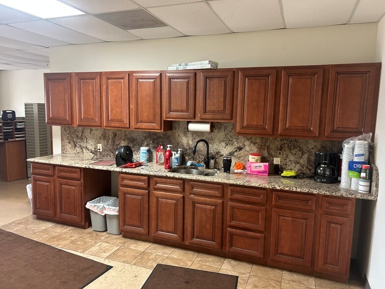 More Photos Of 8921-8957 Frost Ave, Saint Louis Distribution For Lease