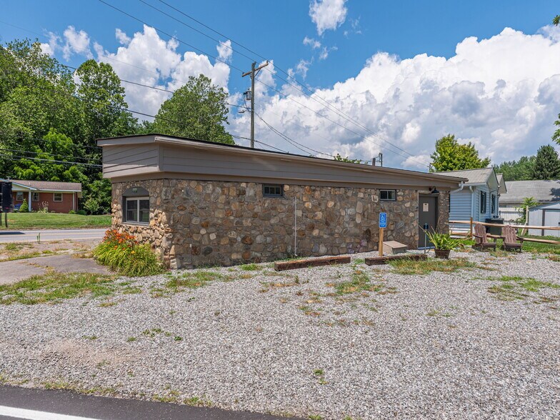 More Photos Of 491 Allens Creek Rd, Waynesville Office For Lease