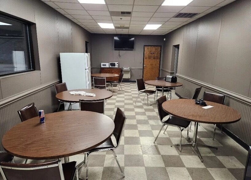 More Photos Of 10901 Carpet St, Charlotte Warehouse For Lease