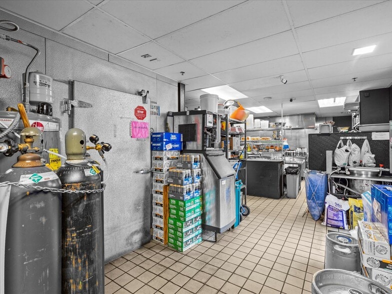 More Photos Of 14417 124th Ave NE, Kirkland Bar For Sale