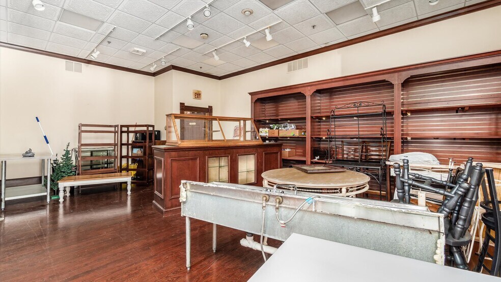 More Photos Of 701 Main St, Dresden Storefront For Lease