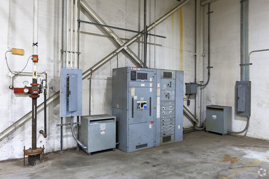 More Photos Of 300 Rogers St, Barnesville Warehouse For Lease