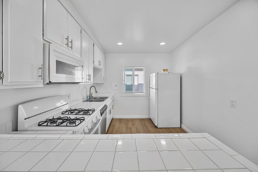 More Photos Of 1826-1828 12th St, Manhattan Beach Apartments For Sale