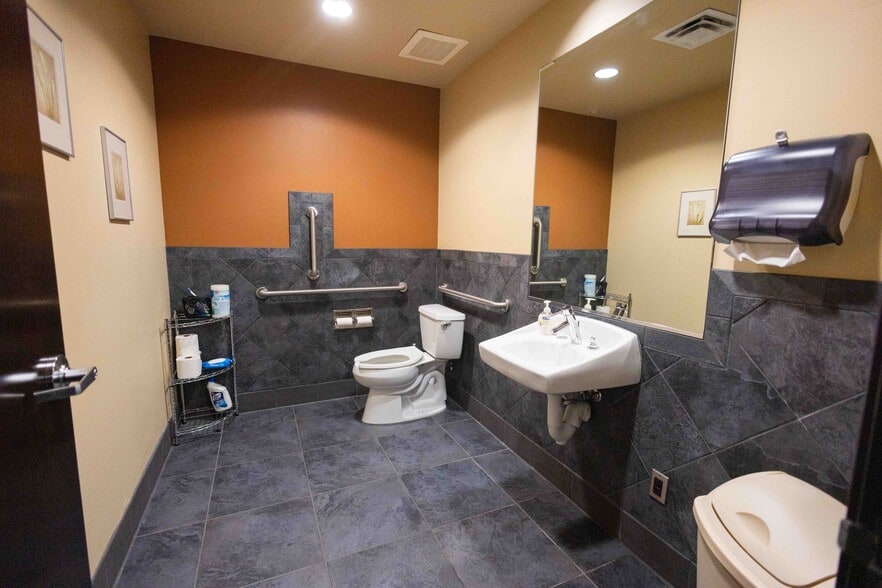 More Photos Of 2222 W Parkside Ln, Phoenix Light Manufacturing For Sale