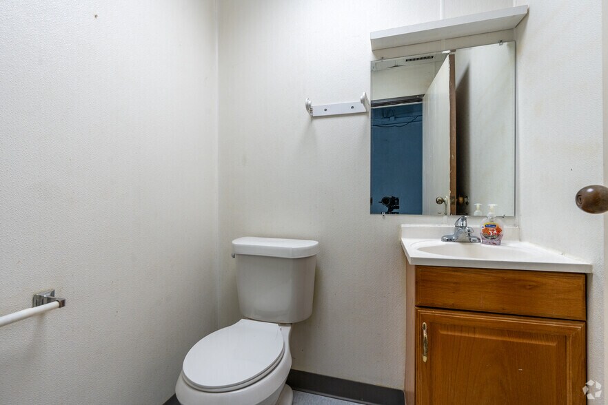 More Photos Of 1510 Randolph St, Carrollton Light Manufacturing For Lease