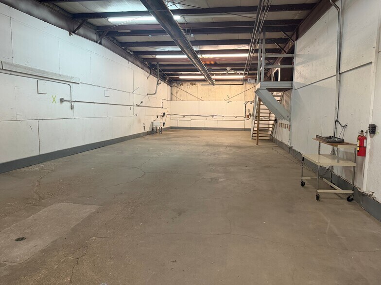 More Photos Of 3305 S 66th Avenue Cir, Omaha Warehouse For Lease