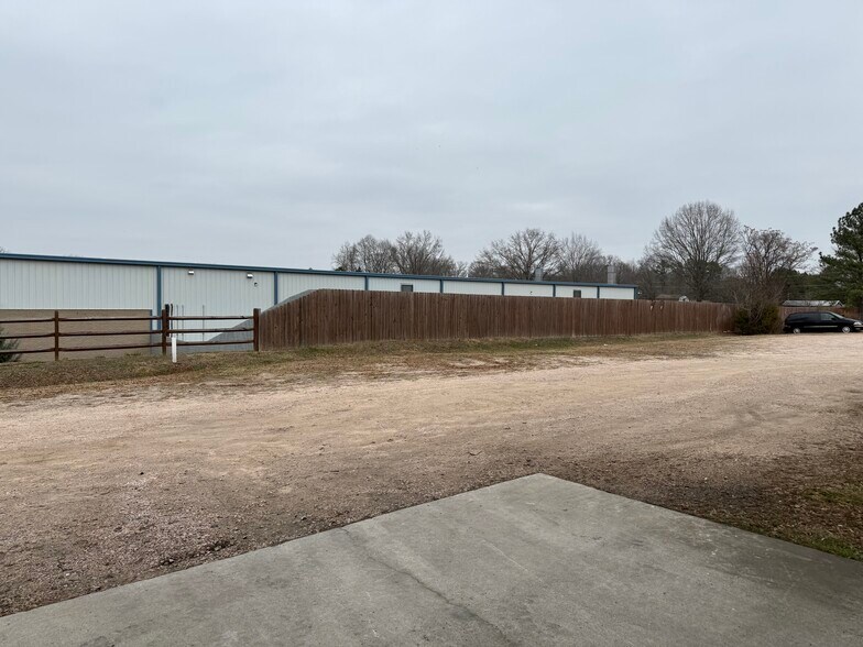 More Photos Of 916 Sprinkler Dr, Landis Warehouse For Lease