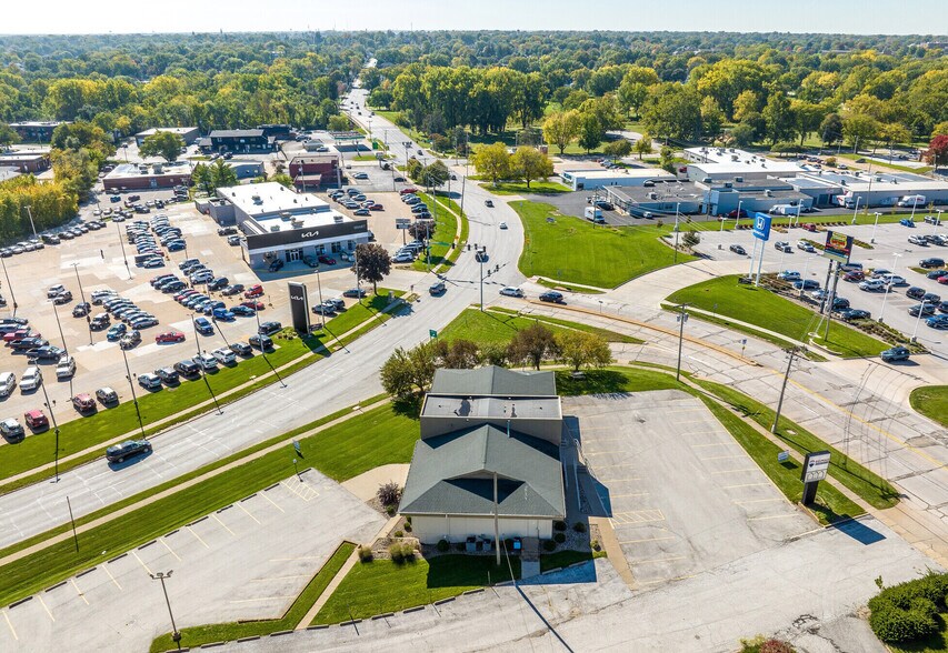 More Photos Of 3709 N Harrison St, Davenport Office For Sale