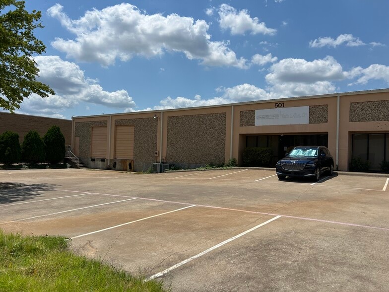 More Photos Of 501 Industrial Dr, Richardson Warehouse For Lease