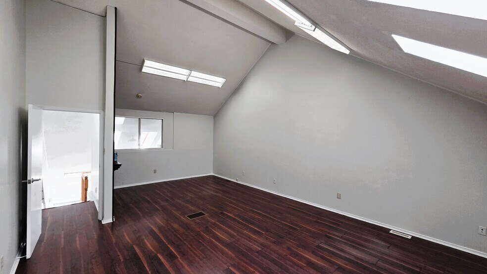 More Photos Of 1044-1058 Gardiners Rd, Kingston Office For Lease