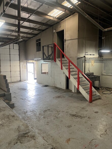 More Photos Of 2101 W Cornell Ave, Englewood Auto Repair For Lease