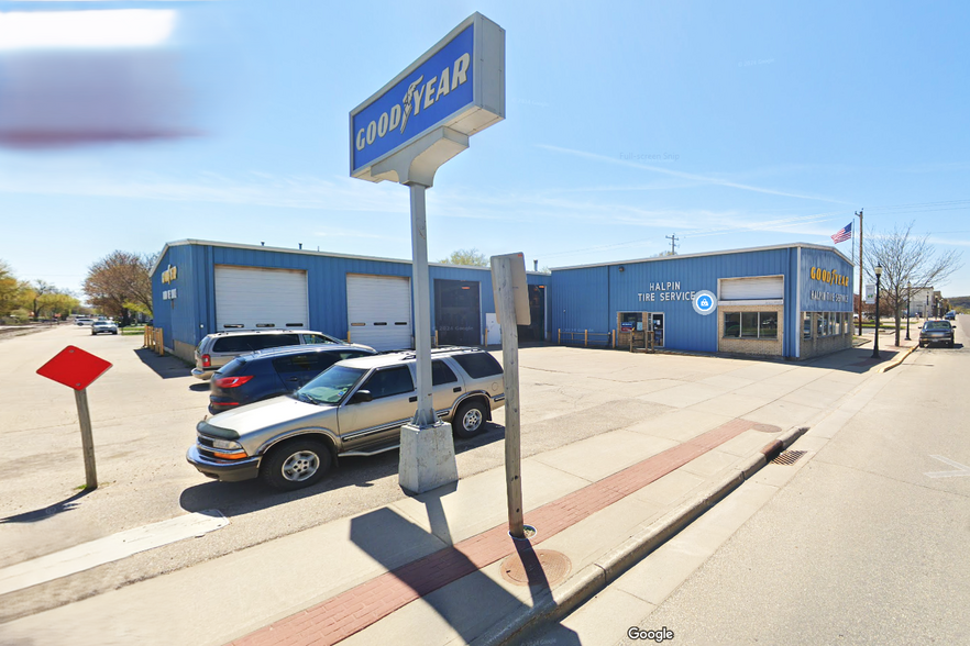 Primary Photo Of 328 E Blackhawk Ave, Prairie Du Chien Auto Repair For Sale