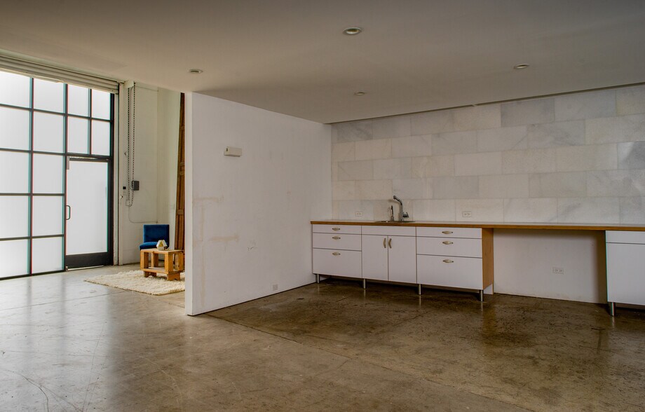 More Photos Of 3641-3645 10th Ave, Los Angeles Showroom For Lease