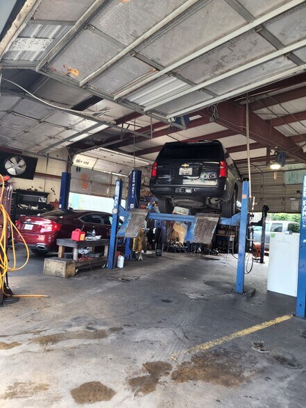 More Photos Of 8921 Daffodil Ave, Houston Auto Repair For Sale