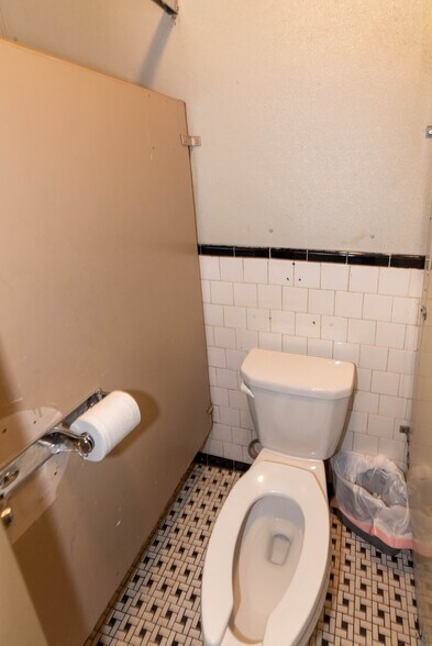 More Photos Of 2816 Old North Point Rd, Baltimore Bar For Sale