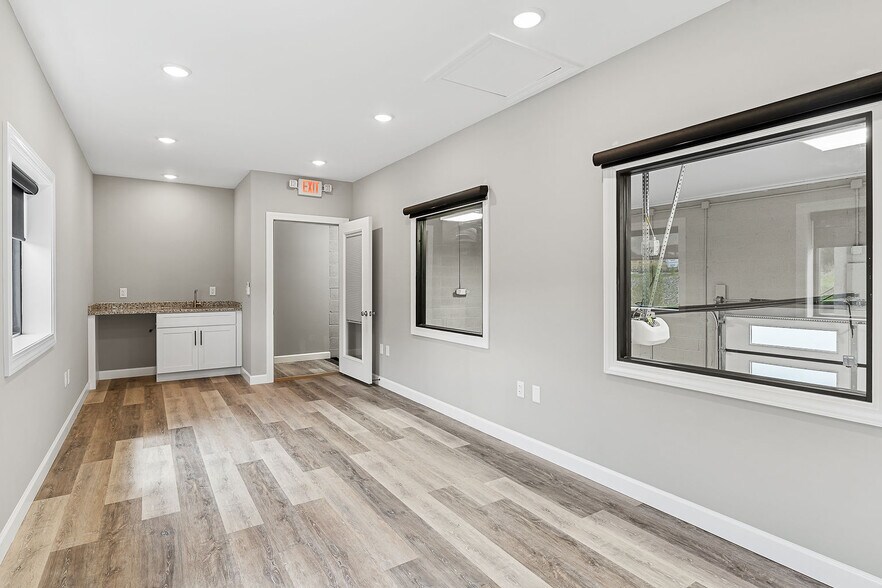 More Photos Of 240 Hub Circle, Cookeville Showroom For Lease