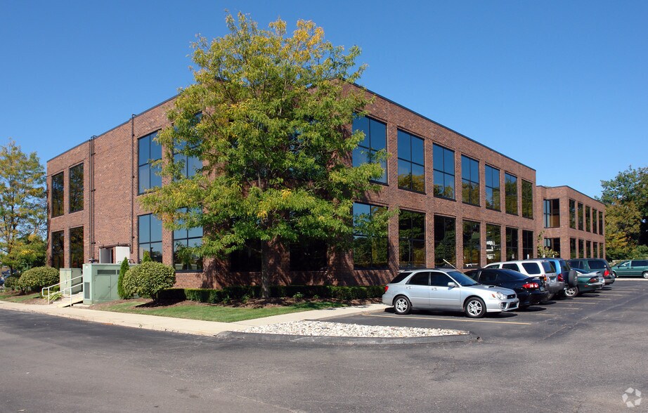 Primary Photo Of 38505 Country Club Dr, Farmington Hills Office For Lease