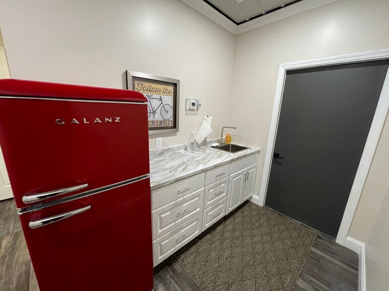 More Photos Of 1655 Plett Rd, Cadillac Office Residential For Lease