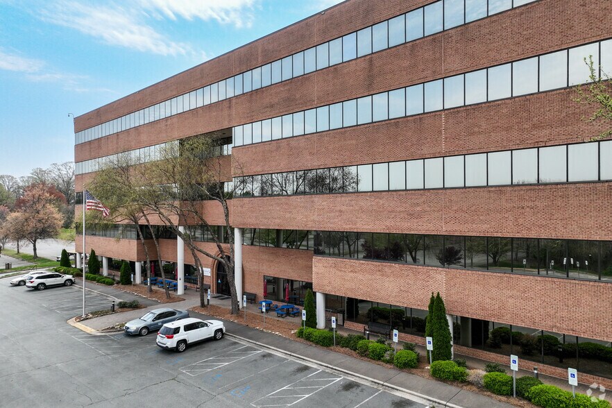 More Photos Of 799 Hanes Mall Blvd, Winston-Salem Office For Lease
