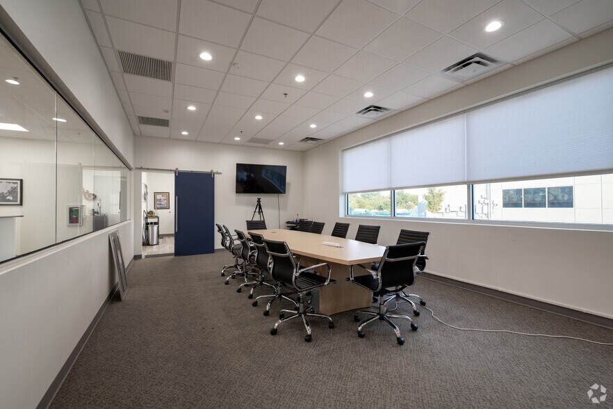 More Photos Of 1617 Scottsdale Dr, Cedar Park Warehouse For Lease