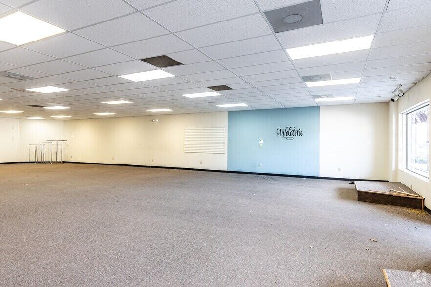 More Photos Of 3600-3840 W 95th St, Leawood Unknown For Lease