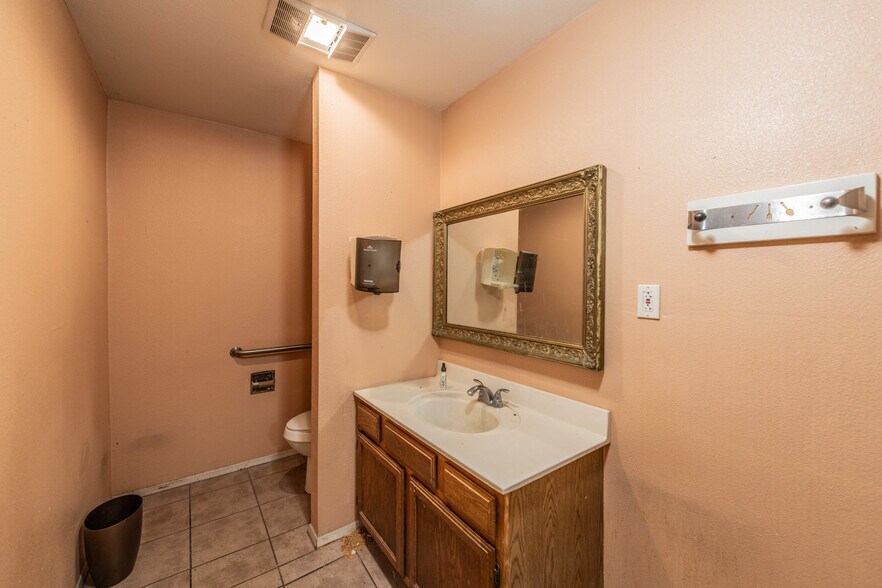 More Photos Of 1006 West Ave, San Antonio Freestanding For Sale