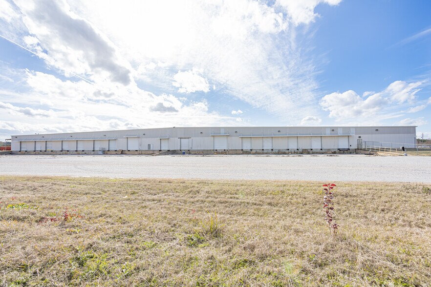 More Photos Of 942 W Park Dr, Selma Warehouse For Lease