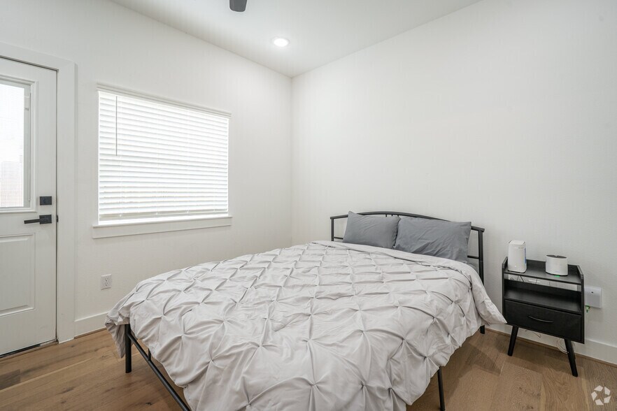 More Photos Of 316 Thornton Rd, Houston Apartments For Sale