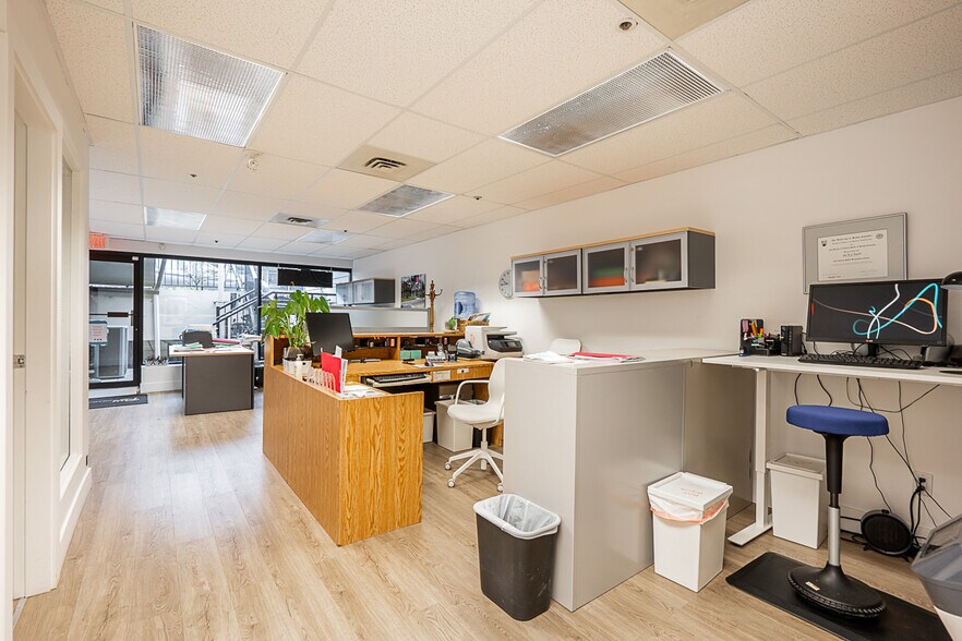 More Photos Of 2450-2472 Haywood Ave, West Vancouver Office For Sale