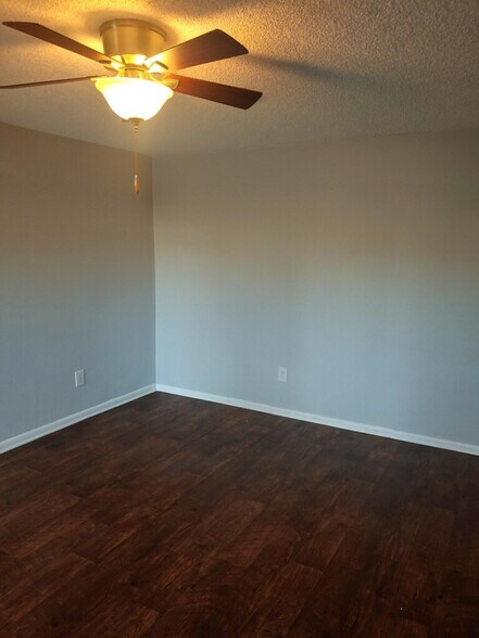 More Photos Of 1935 W Linden St, Riverside Apartments For Sale