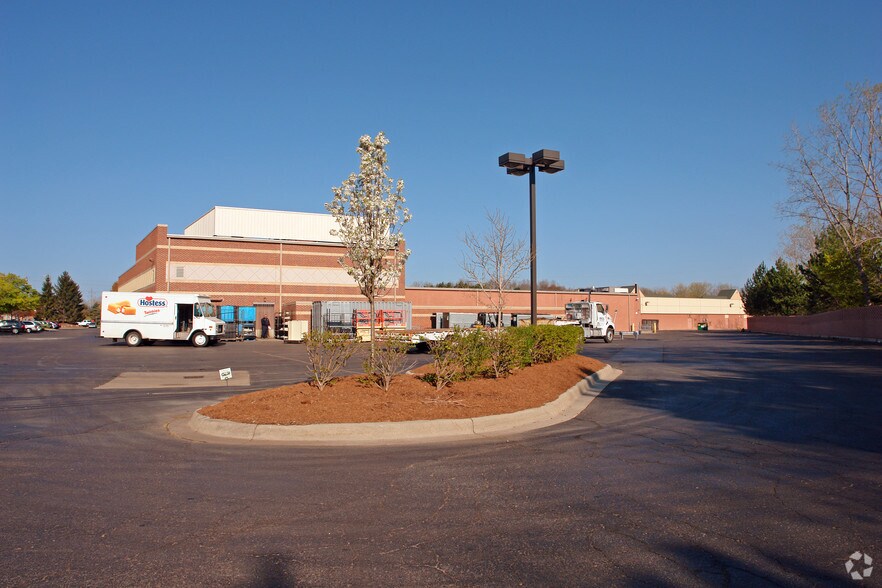 More Photos Of 4295-4395 Orchard Lake Rd, West Bloomfield Storefront For Lease