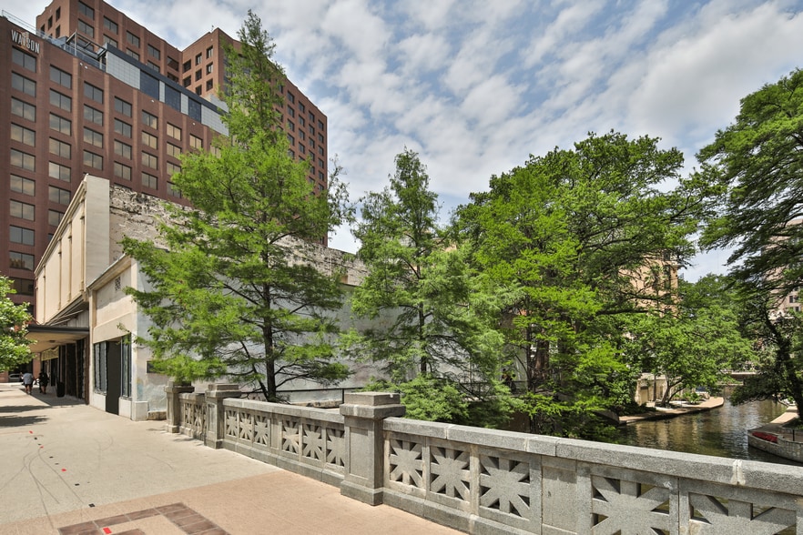 More Photos Of 100 & 108 Soledad St, San Antonio Storefront For Sale