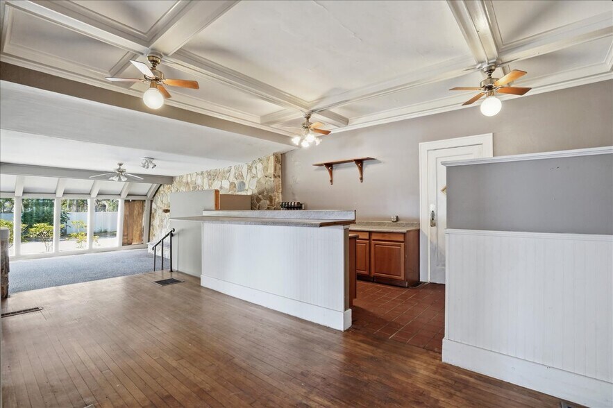 More Photos Of 337 8th Ave W, Palmetto Restaurant For Sale