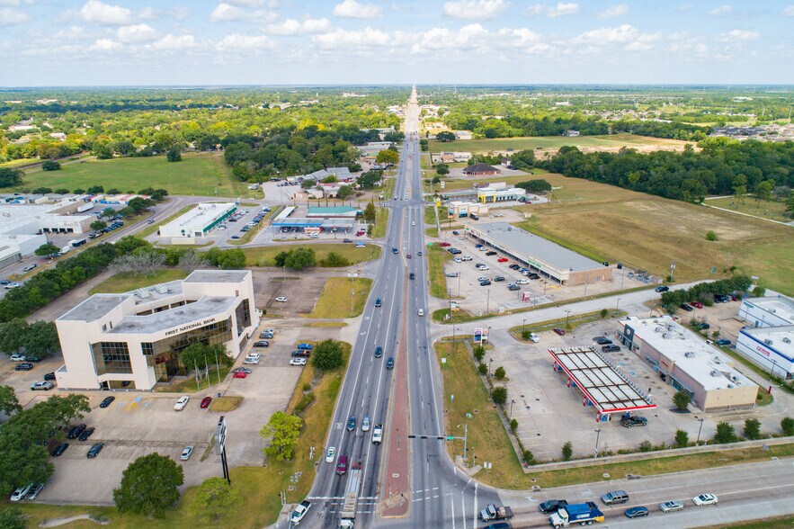 More Photos Of 1591 E Hwy 6, Alvin Storefront For Sale