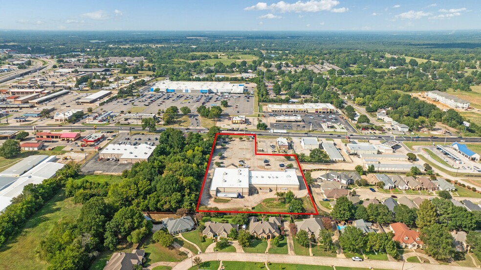 More Photos Of 3900 Lamar Ave, Paris Unknown For Lease