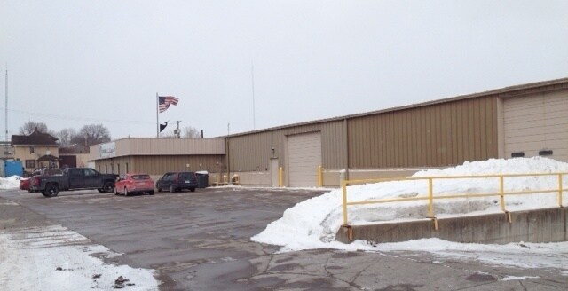 Primary Photo Of 437 Devils Glen Rd S, Bettendorf Manufacturing For Lease
