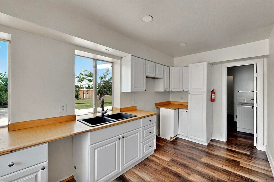 More Photos Of 11544 Cockleburr Rd, Roanoke Warehouse For Lease