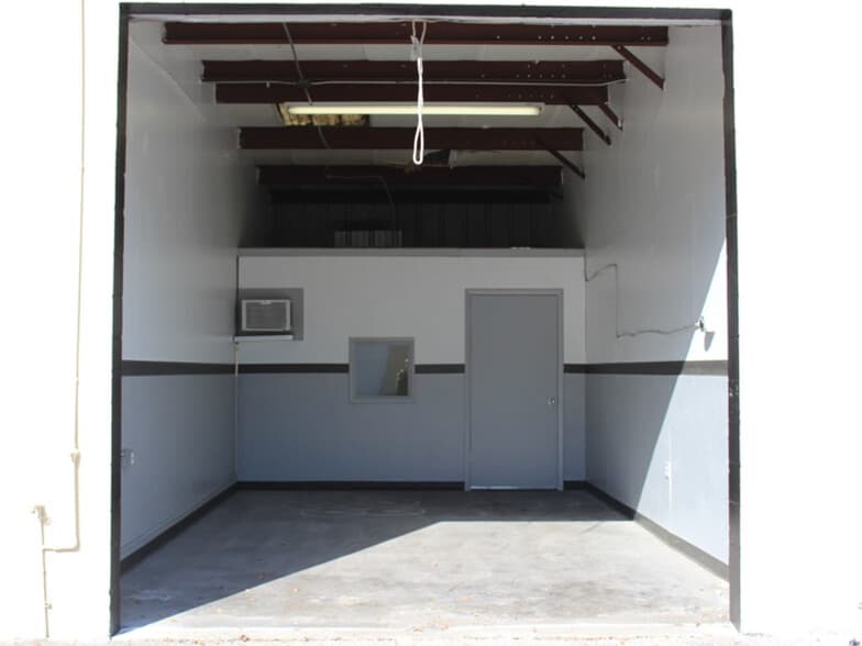 More Photos Of 13652 N 12th St, Tampa Light Manufacturing For Lease