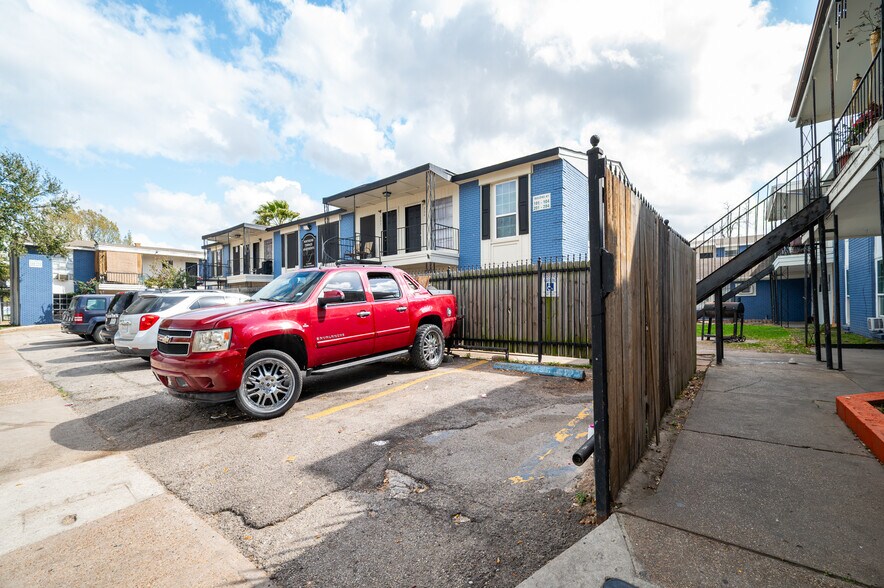 More Photos Of 122 E Crosstimbers St, Houston Apartments For Sale