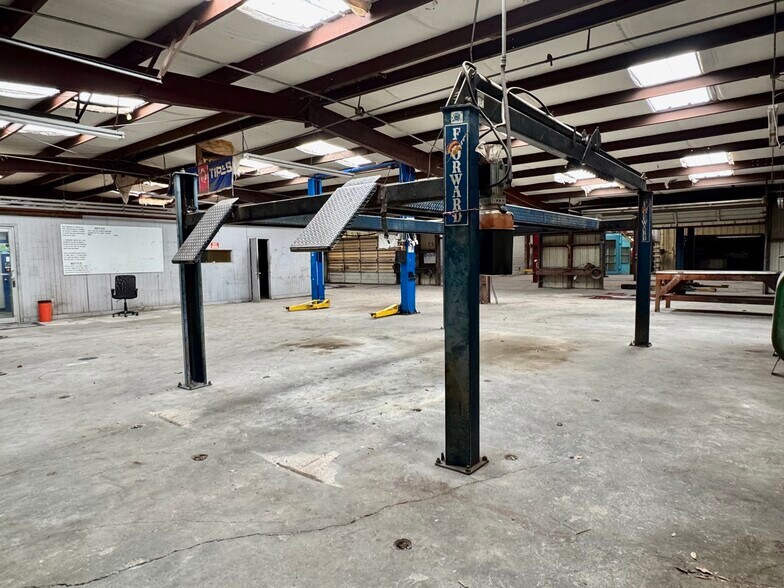 More Photos Of 6211 Blanding Blvd, Jacksonville Auto Repair For Lease