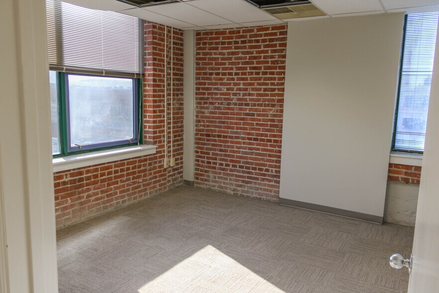 More Photos Of 201 E Markham St, Little Rock Office For Lease