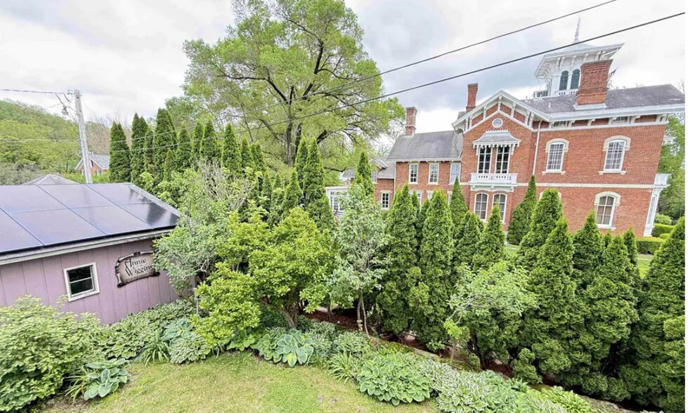 More Photos Of 1004 Park Ave, Galena Specialty For Sale