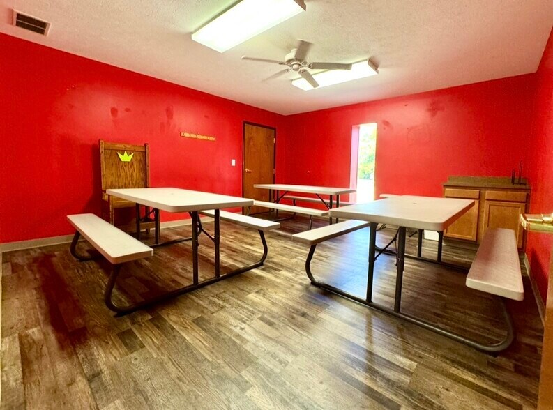 More Photos Of 2509 S 1st St, Terre Haute Showroom For Sale